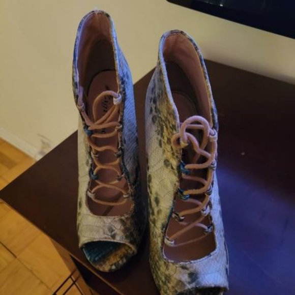 SHOES - Picture 3 of 3